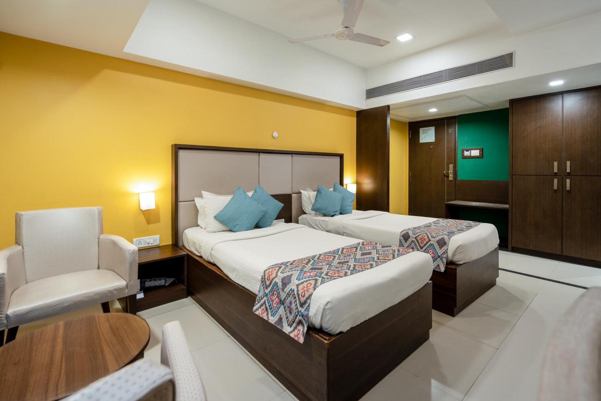 Gcc Hotel And Club Mira-Bhayandar Bagian luar foto
