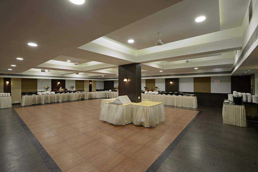 Gcc Hotel And Club Mira-Bhayandar Bagian luar foto