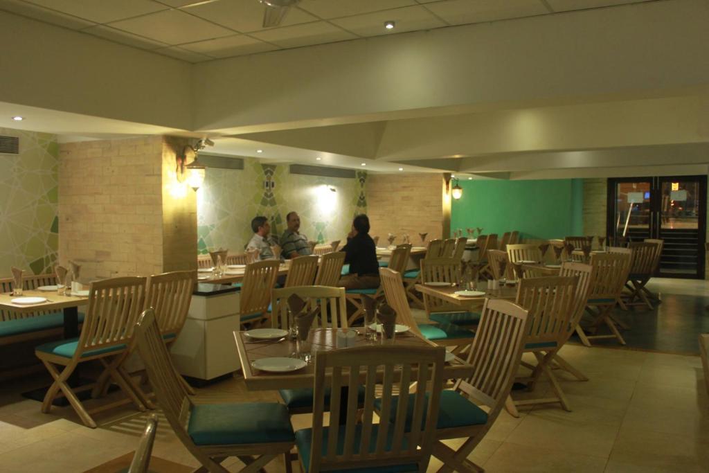 Gcc Hotel And Club Mira-Bhayandar Restoran foto